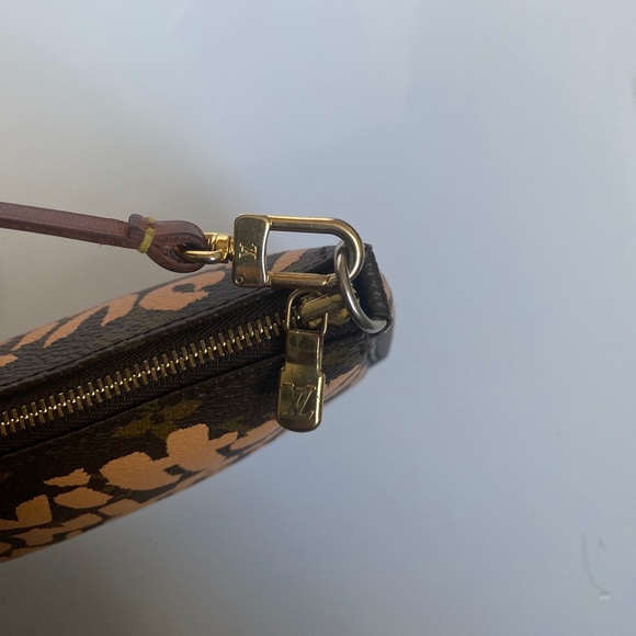 Louis Vuitton Limited Edition Graffiti Pochette - Picture 2 of 10